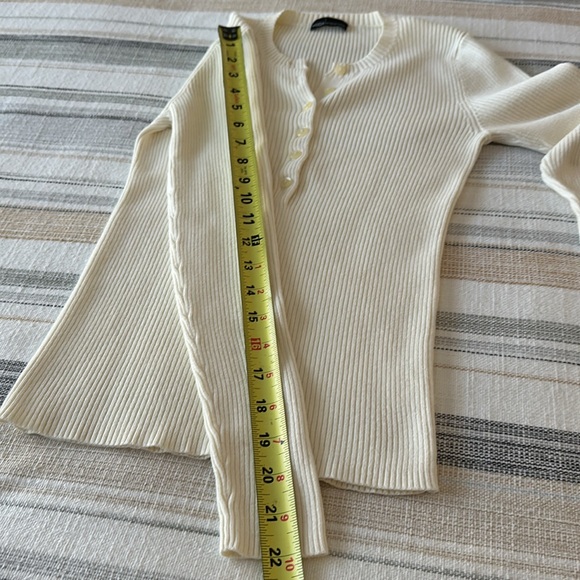 MODA casual off white long sleeve V neck sweater with buttons - Picture 9 of 9